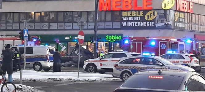 Zginął mały chłopiec. W miejscu tragedii zapłonęły znicze. Warszawa wstrząśnięta wypadkiem na Grochowskiej