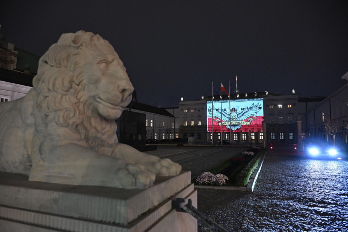 Stadionowa oprawa "Do boju Polsko" wyświetlona na fasadzie Pałacu Prezydenckiego