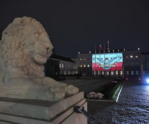 Stadionowa oprawa Do boju Polsko wyświetlona na fasadzie Pałacu Prezydenckiego