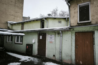 Nie mają ciepłej wody, sami palą w piecu, okien nie da się otworzyć. Tak wygląda codzienność MONAR-u w Lesznie