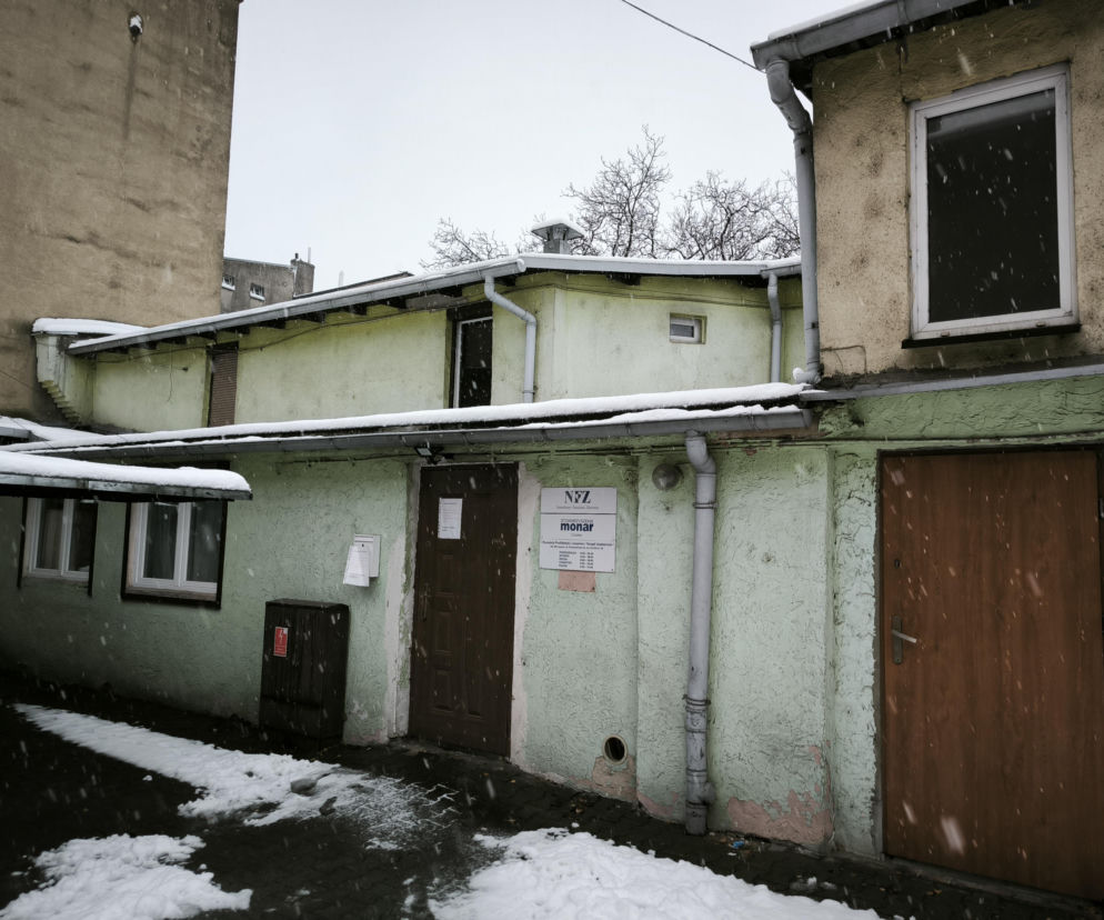 Nie mają ciepłej wody, sami palą w piecu, okien nie da się otworzyć. Tak wygląda codzienność MONAR-u w Lesznie