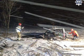 Wjechał terenówką na zamarznięte jezioro. Pod autem załamał się lód