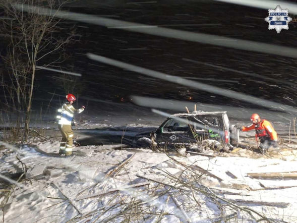 Wjechał terenówką na zamarznięte jezioro. Pod autem załamał się lód
