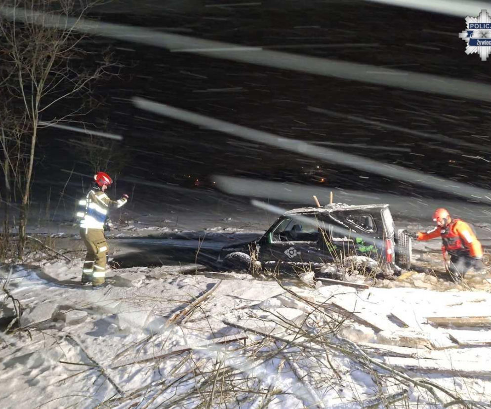 Wjechał terenówką na zamarznięte jezioro. Pod autem załamał się lód