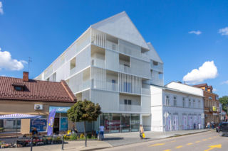 Dom Uniwersalny w Otwocku od MFR-MGR Architekci