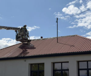 Pożar dachu budynku szkoły w Kruszewie