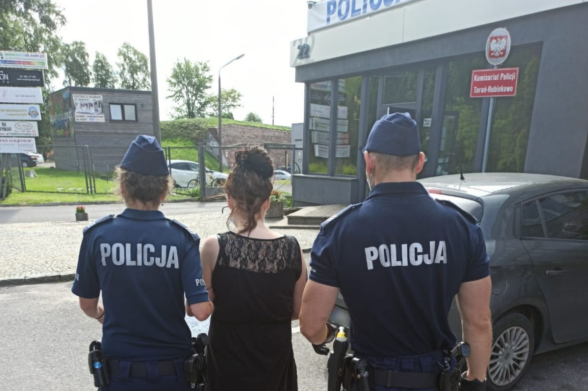 Akcja kryminalnych z Torunia w hotelu na terenie Lubicza Dolnego. Para przestępców zatrzymana