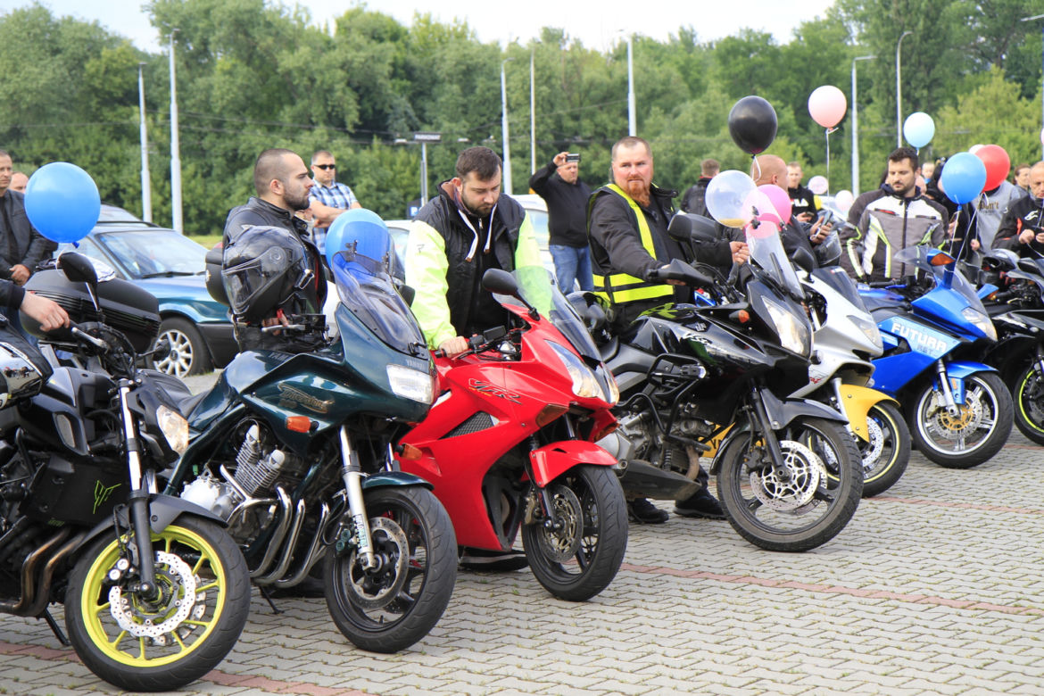 Przed Areną Lublin symbolicznie pożegnano dwójkę tragicznie zmarłych motocyklistów