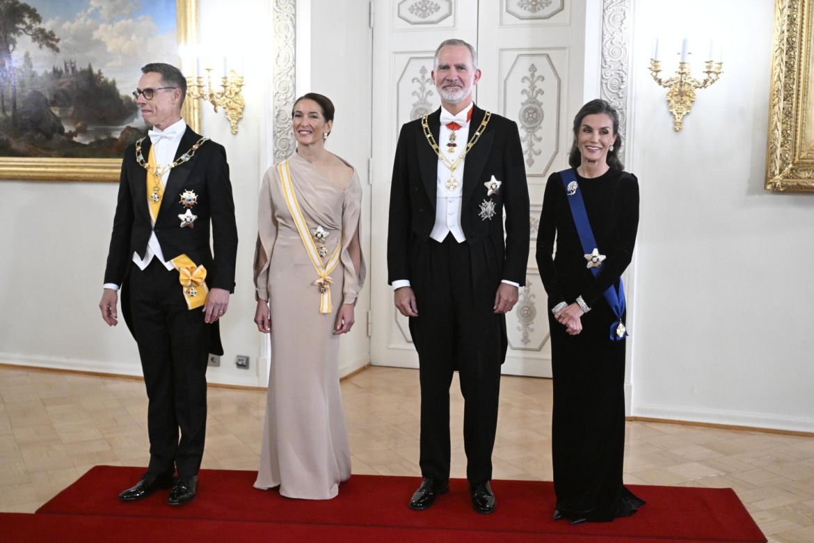 Królowa runęła na ziemię na oczach tłumu! Wszystko się nagrało