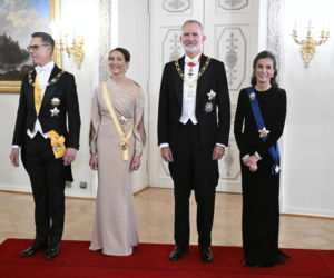 Królowa runęła na ziemię na oczach tłumu! Wszystko się nagrało