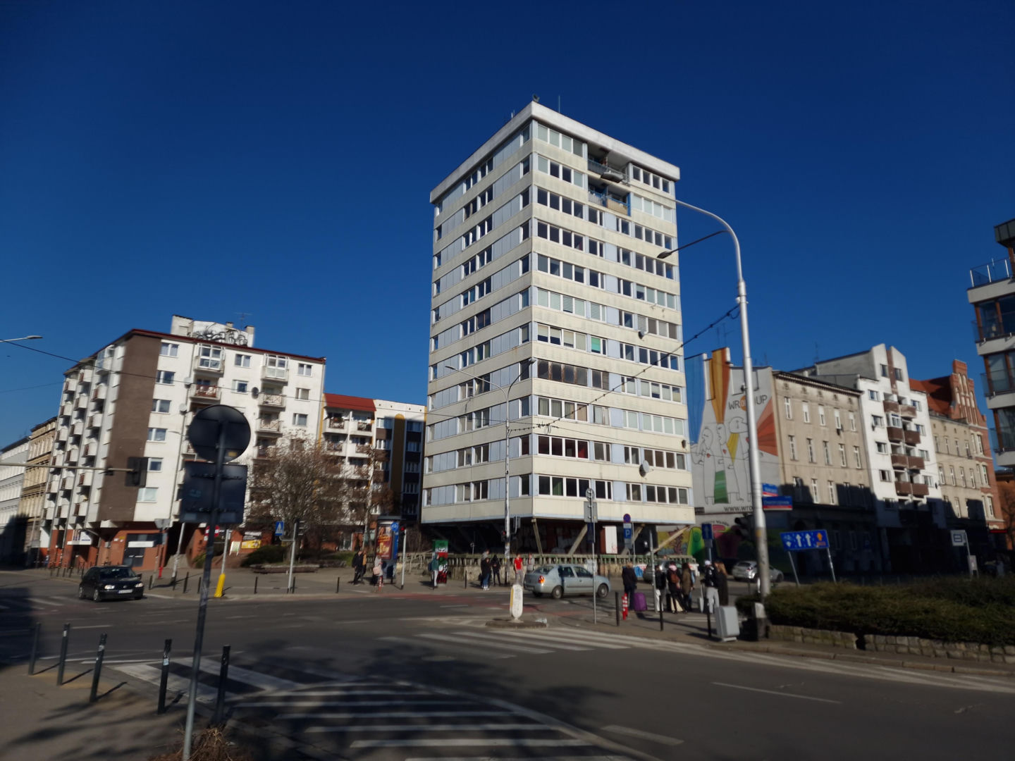 Trzonolinowiec - wieżowiec przy Kościuszki we Wrocławiu z lat 60. przed remontem