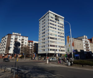 Trzonolinowiec - wieżowiec przy Kościuszki we Wrocławiu z lat 60. przed remontem