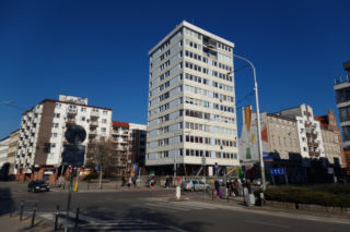 Trzonolinowiec - wieżowiec przy Kościuszki we Wrocławiu z lat 60. przed remontem