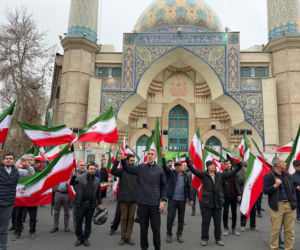 Grupa mężczyzn protestuje w Teheranie przeciwko amerykańsko-izraelskiej inwazji na Iran