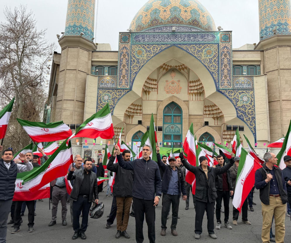 Grupa mężczyzn protestuje w Teheranie przeciwko amerykańsko-izraelskiej inwazji na Iran