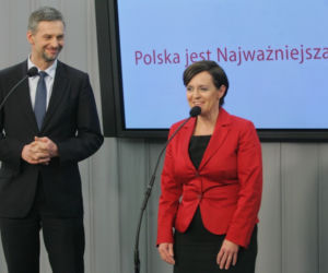 Asystenci posłów PiS wtargnęli na konferencję PJN - Paweł Poncyliusz i Joanna Kluzik-Rostkowska 