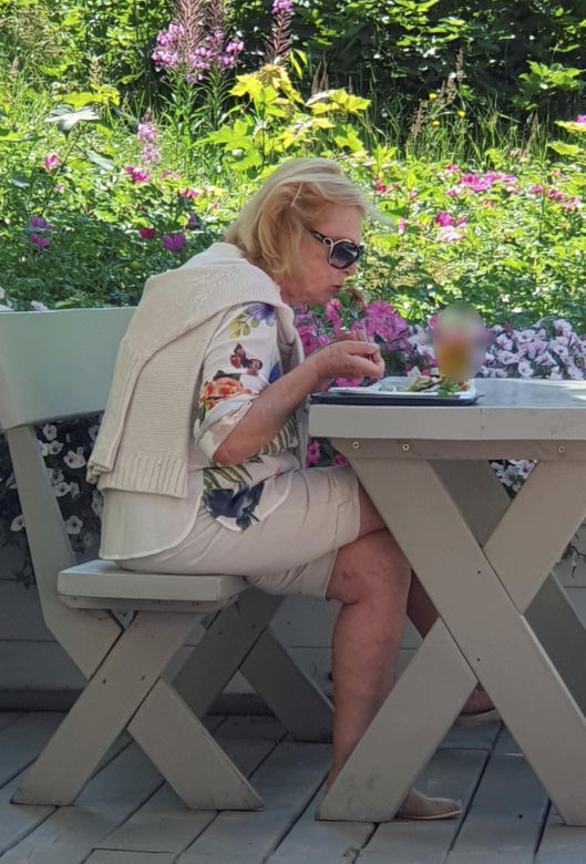 Ewa Wiśniewska je samotnie obiad nad morzem