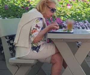 Ewa Wiśniewska je samotnie obiad nad morzem