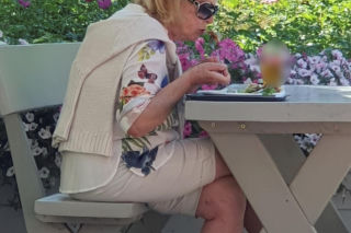 Ewa Wiśniewska je samotnie obiad nad morzem