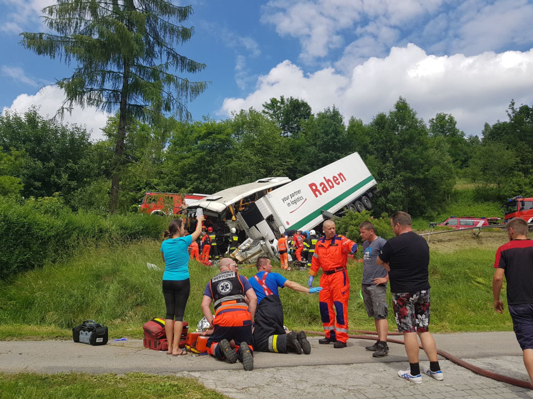 Na Zakopiance autokar zderzył się z ciężarówką. Wśród rannych są dzieci