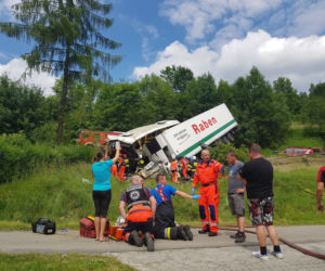 Na Zakopiance autokar zderzył się z ciężarówką. Wśród rannych są dzieci