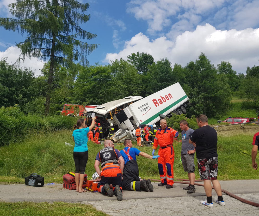 Na Zakopiance autokar zderzył się z ciężarówką. Wśród rannych są dzieci