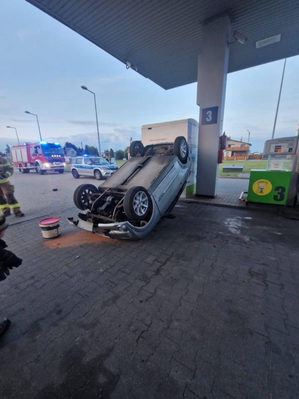 Kolizja na stacji paliw w Krobi. Osobówka przewróciła czterokołowiec