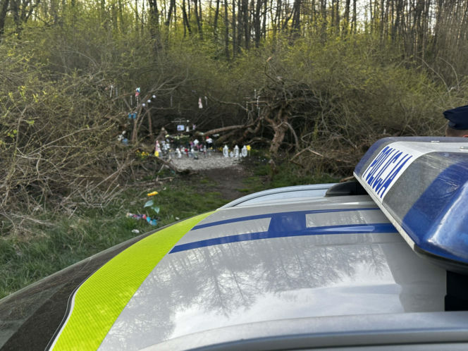 Rocznica tragedii zamieniła się w koszmar. Tajemniczy pakunek przerwał uroczystość