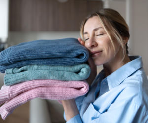 Zanurz w białym puchu swój wełniany sweter. Sposób od babci sprawi, że będzie czysty i miękki jak nowy. Jak odświeżyć wełniany sweter?