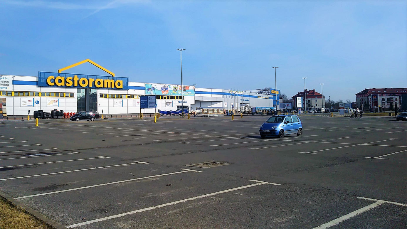 Pusty parking przed Castoramą przy CH Ster