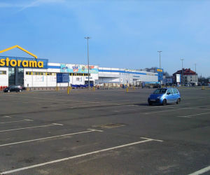 Pusty parking przed Castoramą przy CH Ster