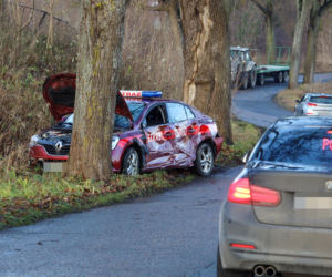 Zajączki. Strażacy nie dotarli na ważną uroczystość z powodu wypadku. Zderzyli się z kierującym ciągnikiem [ZDJĘCIA].