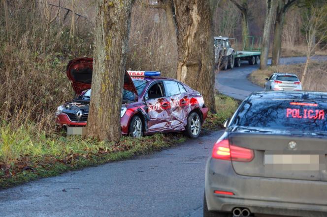 Zajączki. Strażacy nie dotarli na ważną uroczystość z powodu wypadku. Zderzyli się z kierującym ciągnikiem [ZDJĘCIA].