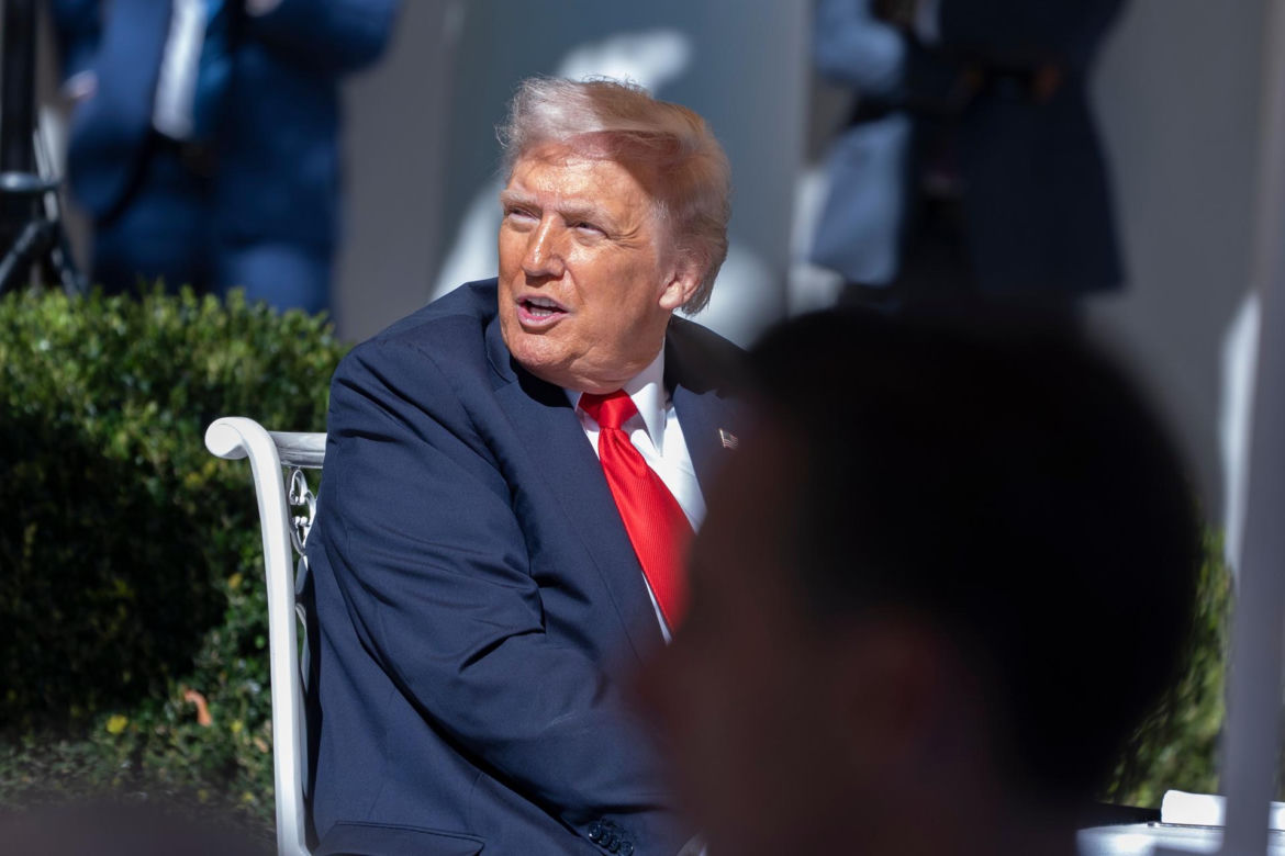 Panika pod Białym Domem. Auto sforsowało bramę. W budynku był Donald Trump!