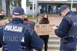 Przesłuchanie nastolatek w sprawie Strajku Kobiet. Transparenty przed komendą policji [AUDIO]