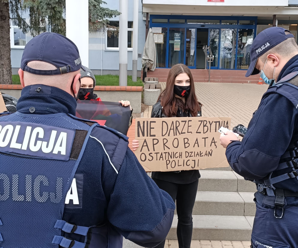 Przesłuchanie nastolatek w sprawie Strajku Kobiet. Transparenty przed komedą policji