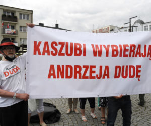 Kartuzy: Trzaskowski poskubał truskawek. Kaszubi go pogonili [ZDJĘCIA]
