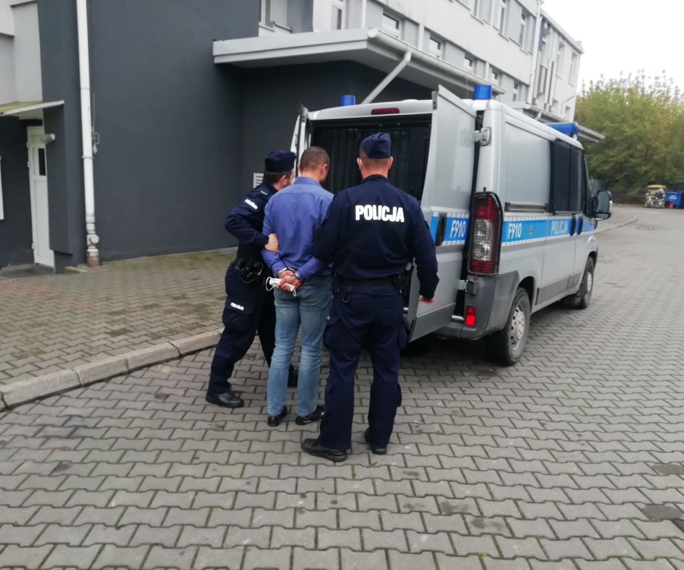 Małżeńskie sceny w komisariacie. Ona skarżyła się, że jest bita, on chciał rozmawiać. Na policję przyjechał… PIJANY! 