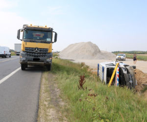 Wypadek w powiecie świeckim. Jadąca na sygnale karetka wylądowała w rowie! [ZDJĘCIA]