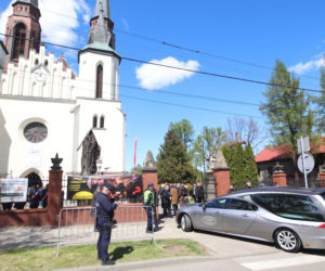 Karawany z wieńcami przyjechały na pogrzeb Łukasza Litewki