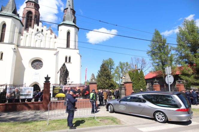 Karawany z wieńcami przyjechały na pogrzeb Łukasza Litewki