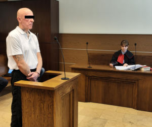Zabili 83-letnią seniorkę za 180 zł.  Jej pokiereszowane ciało ukryli w wersalce