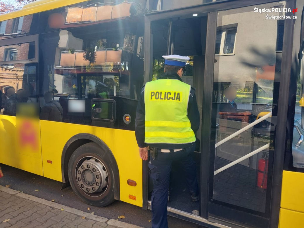 W Chorzowie i Świętochłowicach ruszyły zmasowane kontrole policji. Chodzi o maseczki w autobusach [ZDJĘCIA]