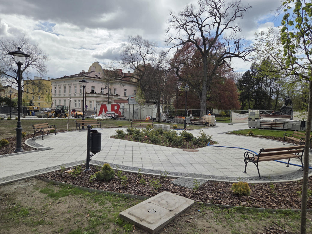 Nowe oblicze placu Wolności. Kwiaciarnie już zamontowane, koniec prac coraz bliżej