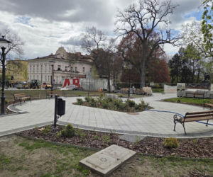 Nowe oblicze placu Wolności. Kwiaciarnie już zamontowane, koniec prac coraz bliżej