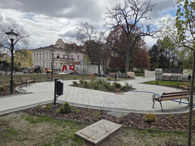 Nowe oblicze placu Wolności. Kwiaciarnie już zamontowane, koniec prac coraz bliżej