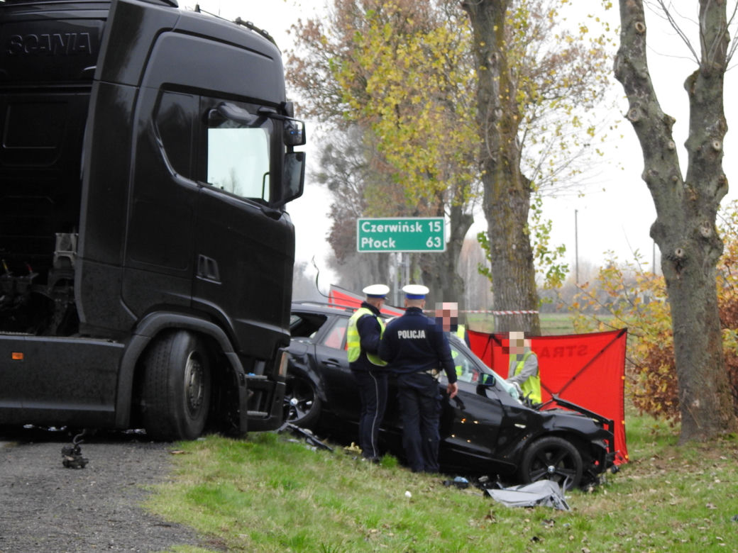 Horror na DK 62. Kierowca bmw zakleszczony w zmiażdżonym bmw. Nie przeżył