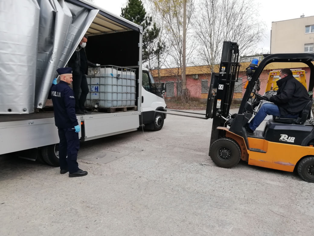 Ponad 3600 litrów nielegalnego alkoholu przekazane do zgierskiego szpitala