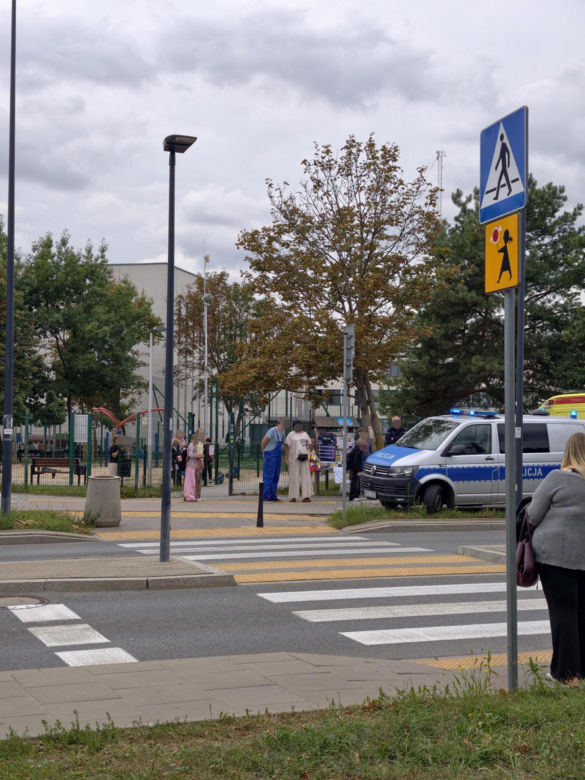 8-latek na hulajnodze potrącony przy szkole. Wjechała w niego Skoda. Kierowca miał jeździć "na aplikację"