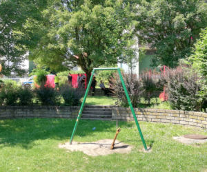 Mężczyzna zabił na ulicy swoją partnerkę, po czym podciął sobie gardło